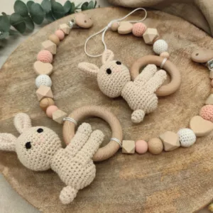 Geschenkbox "Hase" | Kinderwagenkette | Babyschalen Anhänger | gehäkelt
